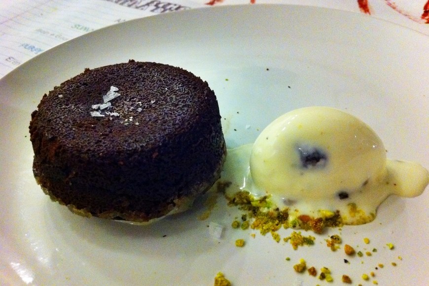 Large_chocolate_cake