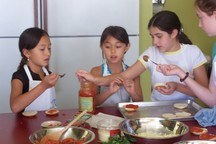 Small_3_girls_maming_mini_pizza