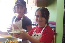 Small_2_girls_prepping_food