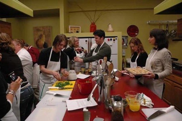 Medium_group_cooking_in_middle_station
