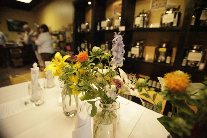Large_flowers_on_table