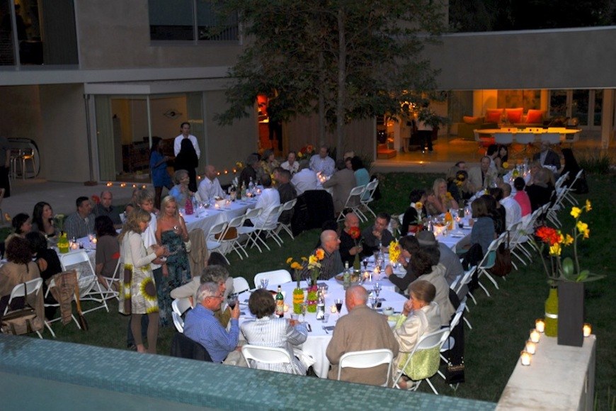 Large_guests_at_italian_diner2